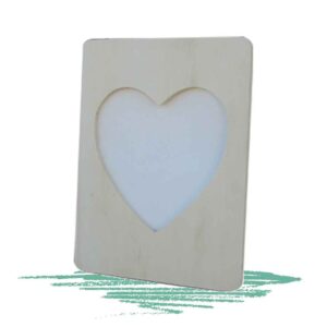 מסגרת עץ בצורת לב